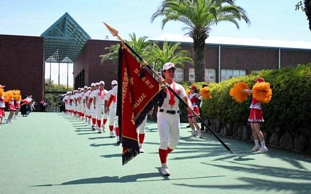 深紅の大優勝旗、我らに栄冠　智弁和歌山の選手が帰校