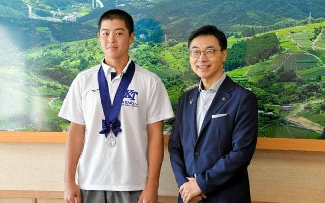甲子園準優勝の健大高崎・大岩翔斗選手、地元の掛川市役所を表敬訪問