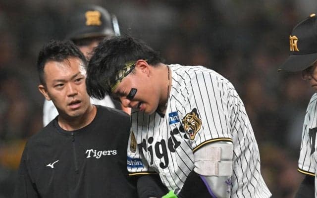 死球で負傷交代の阪神・森下「様子を見てという感じです」と話してクラブハウスへ　患部にアイシング　七回に巨人・赤星の１４８キロが直撃し「左前腕部の打撲」の診断