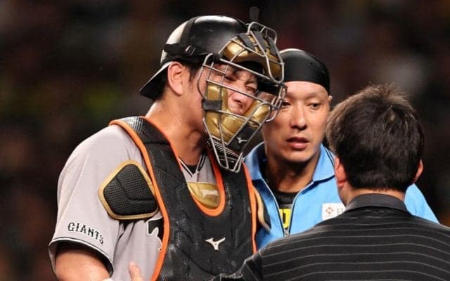 巨人　大城は右前腕外側打撲　橋上監督代行「かなり患部が腫れていた。骨折を心配したんですけども」守備で投球が直撃して緊急交代