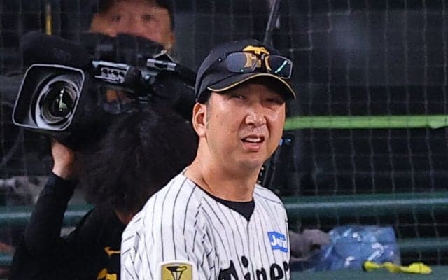【阪神】藤川監督が思わず「WHY？」ポーズ　坂本勇人ハーフスイング判定で四球となり２死満塁