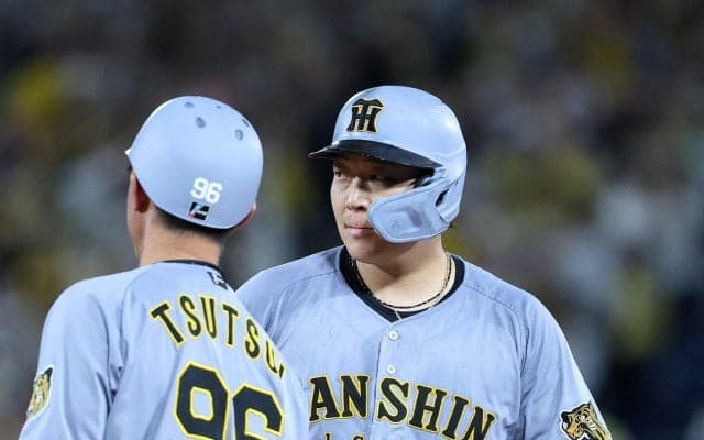 【阪神】大山悠輔の顔面めがけ危険ボール　ヘルメット飛ばして間一髪　ファンは悲鳴と怒号