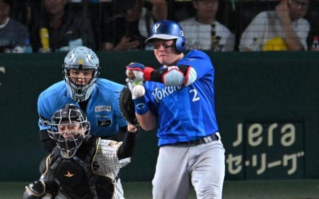 ＤｅＮＡ　牧が死球で激怒　珍しく防具を投げつける　右手付近へ１４５キロ直撃で甲子園が騒然　いったんは出場も六回の守備から緊急交代で病院へ