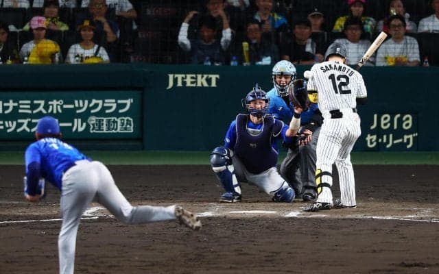 【阪神】坂本誠志郎が左肩付近に死球　牧秀悟が死球で途中交代もありスタンドがザワつく