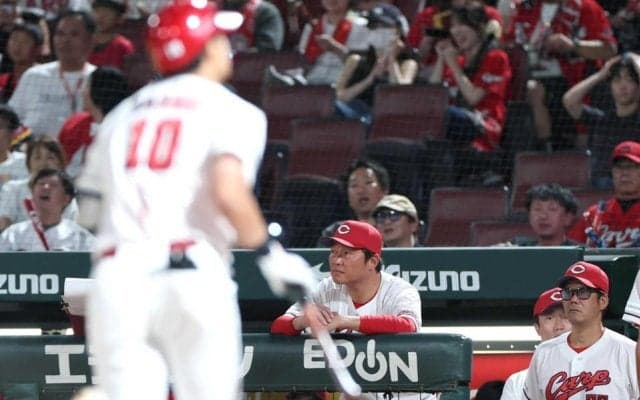 広島・新井監督「なんとかしたかったけど。悔しいけどね」　わずか４安打で巨人・小笠原に３年ぶり完封星を献上　三塁すら踏めず