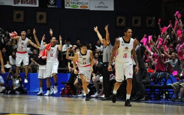 Bリーグ開幕戦、ブースターの後押しを受けて勢いに乗る秋田が栃木を下す大金星