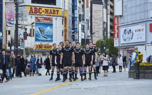 東京を駆け回るラグビー選手たち。AIGが仕掛けた動画の効果は70倍？