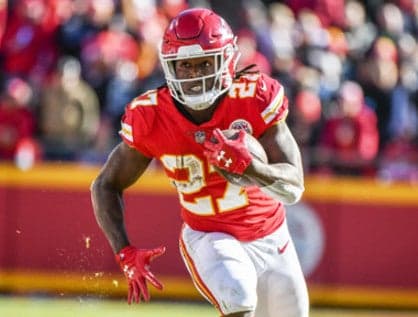 パスより走れ。今季スーパーボウル進出のカギを握る「怪物RB」たち