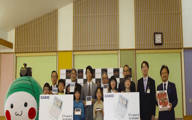 石川遼、獲得バーディ数の電子辞書合計276台を小学校に寄贈