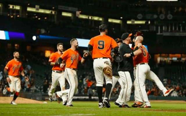 【MLB】ジャイアンツが延長18回5時間35分球場史上最長試合を制す　その幕切れは…