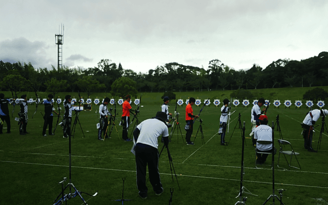 激闘2019 降りしきる雨風のなか矢を放つ「全日本学生アーチェリー王座決定戦」