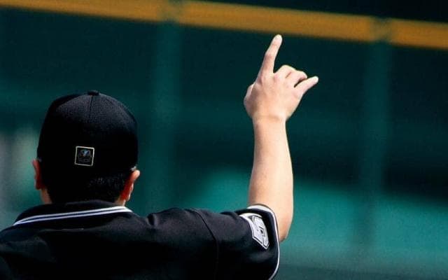 元審判が語るプロ野球のルール。ロッテ井口監督が「禁止行為」で退場になった理由。