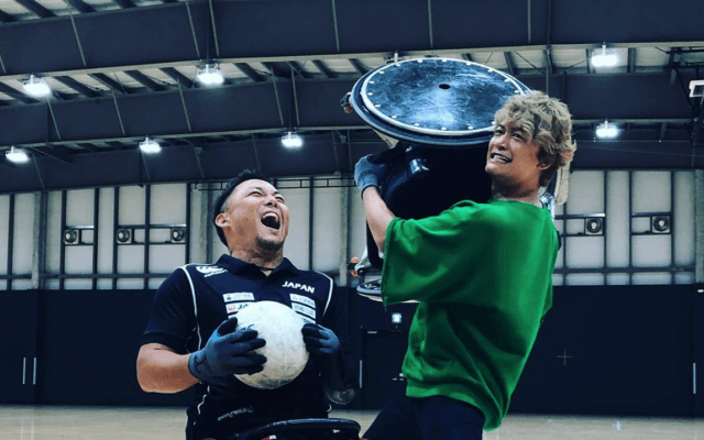 香取慎吾も車いすを持ち上げ全力応援？！車いすラグビー