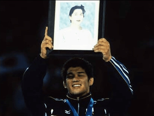 井上康生、シドニー五輪金メダル秘話。母と一緒に立った表彰台