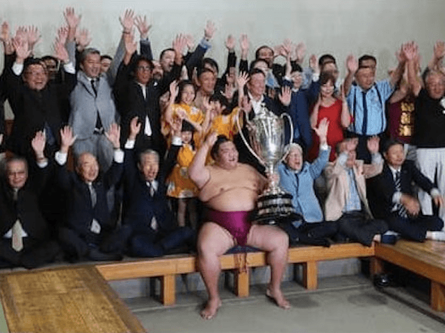 御嶽海が表彰式で母に投げキッス。まぐれではなく「最高の優勝」だった