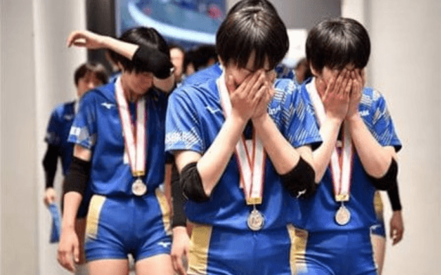 金蘭会　大会３連覇ならず準決勝敗退　主将の宮部は涙「空回りしてしまった」／春高バレー