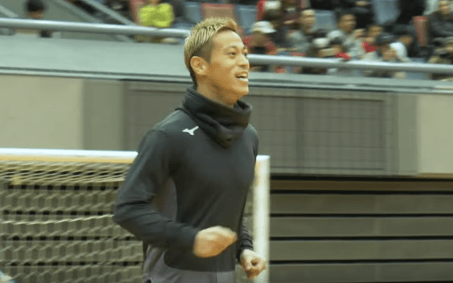 本田圭佑、“初蹴り”で子供たちにメッセージ「勝負にこだわって」