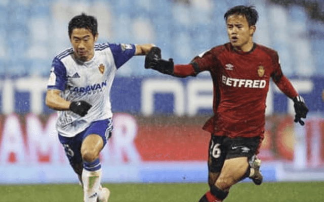 久保建英と香川真司。日本の新旧エースの対戦で見えた「現在地」