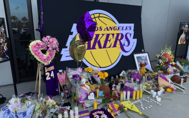 ロサンゼルス各地に献花台 NBAスーパースター・コービー氏を追悼