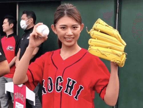坪井ミサトさんが始球式に登場 高知FD開幕戦でナイスピッチング