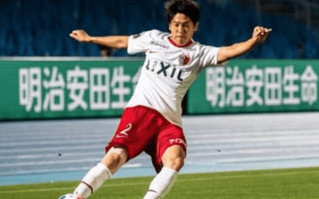 内田篤人、カメラの前で机に突っ伏す。「前半、やっちゃいました」