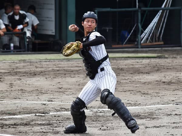 ９球団のスカウトが静岡に集結。「中村奨成より強肩の捕手」とは何者だ