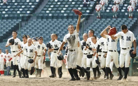 尽誠学園の強さの秘密。バッテリーが急成長した「参謀」の指導法とは