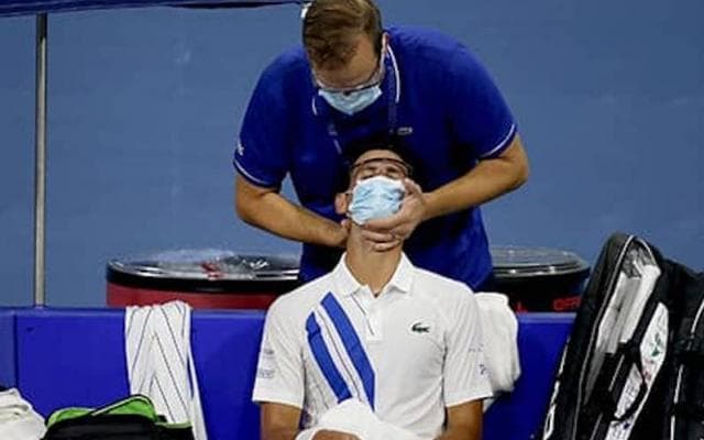 ジョコ勝利も 首に不安