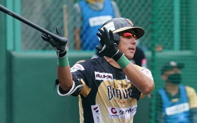 川崎宗則がたった1球で示したスター性　初球弾に盟友西岡も唸る「さすがの一言」