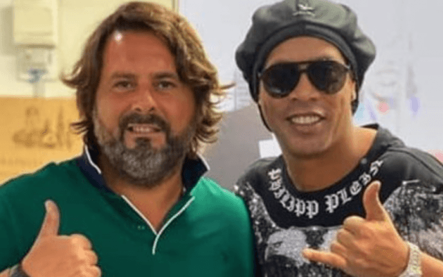 釈放後のロナウジーニョの今。酒とバラの日々で「世界で一番幸福な男」