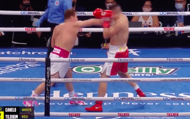 【動画】カネロがイルディリムからダウンを奪う - WBA / WBC Sミドル級 タイトル戦