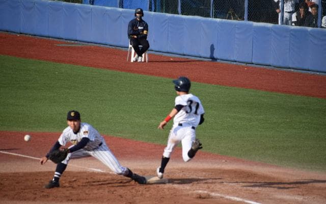素手でバットを振る野手と、球種を絞って先発デビューを果たした投手。武蔵大学のスーパールーキーたち
