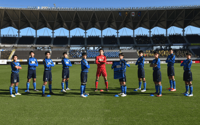 🌈「普通に売ってた✨」関東第一⚽️のタオル、決勝ベンチに掲げた⚽️大津イレブン