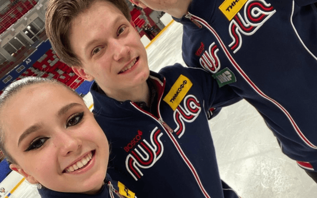 ⛸ワリエワ、笑顔でSNS更新✨仲間とリンクで📸パチリ