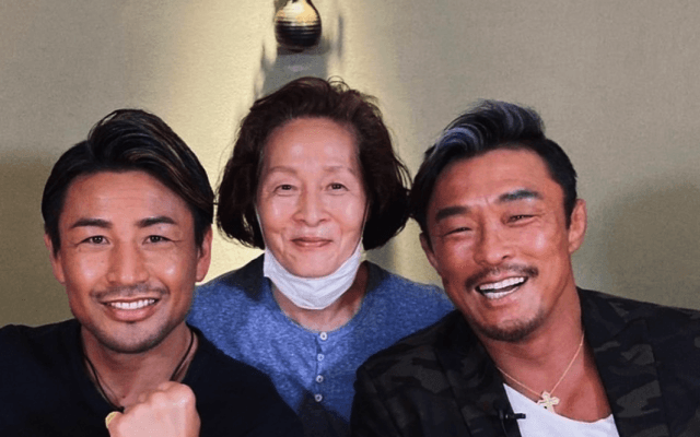 📸魔裟斗、おかん登場⁉️まさかの親子ショット⁉️激レア3S大反響