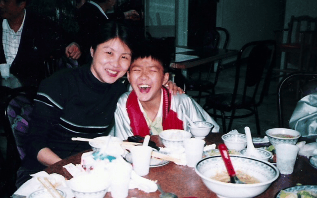 🏓江宏傑、母の日🌹の少年時代ショットに反響