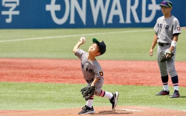 神宮が大拍手に包まれた始球式　13歳の慶大野球部員がチームにもたらした相乗効果