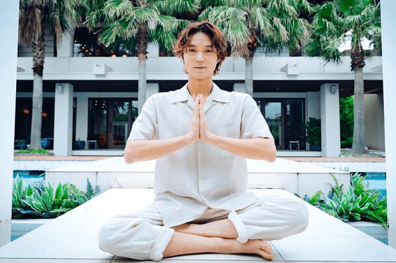 🌈磯村勇斗、まさかの合掌ポーズに「颯くん❤️」「じぞ恋ロス😭」の声