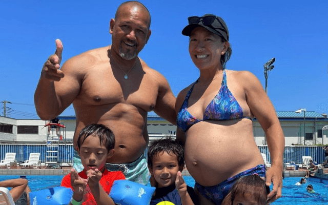 ⚾️ラミちゃん妻❤️美保さん、ふっくらお腹ビキニで家族ショット❣️