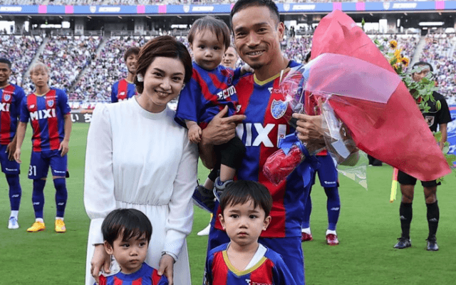 🌈平愛梨も味スタへ⚽️長友佑都、J100試合✨家族ショットが話題