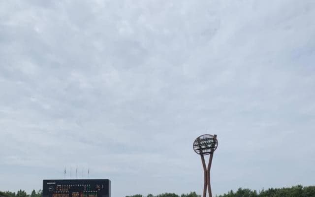 ジントシオが手がけた高校野球応援曲は、披露される日を待ち続ける。