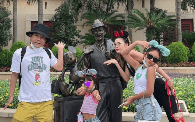 🌈「筋肉すごい😍」フジモン、木下優樹菜とTDRで「ミッキーおじさん👋」