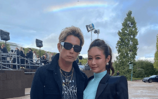 🌈EXILE黒木啓司の妻❤️宮崎麗果、パリコレで夫婦😍手繋ぎショット反響「虹！」「お美しい👏❤️」