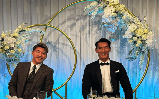 ⚽️堂安律、槙野と結婚式❤️風✨2Sに突っ込み殺到⁉️「寄り添ってるのがそれっぽい🤣🤣🤣笑笑」