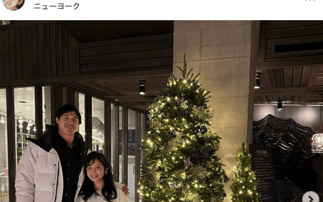 🇺🇸NYのXmas🎅をSNS連投⁉️久慈アナ、夫婦2Sに「旦那様がバスケリングに見える😂」の声