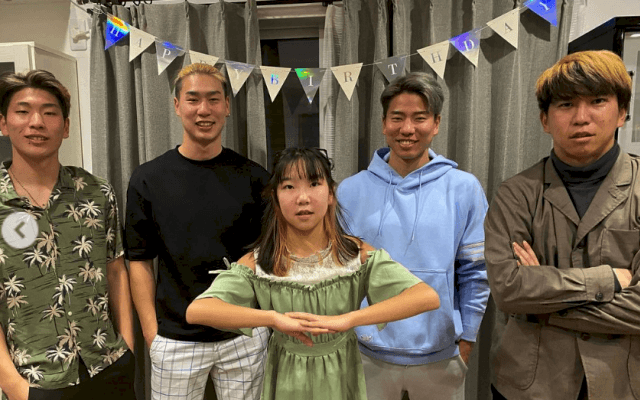 ⚽️浅野拓磨「素敵なご兄弟💕」「似てる❣️」家族ショット、パン屋さん投稿に続き大反響❣️