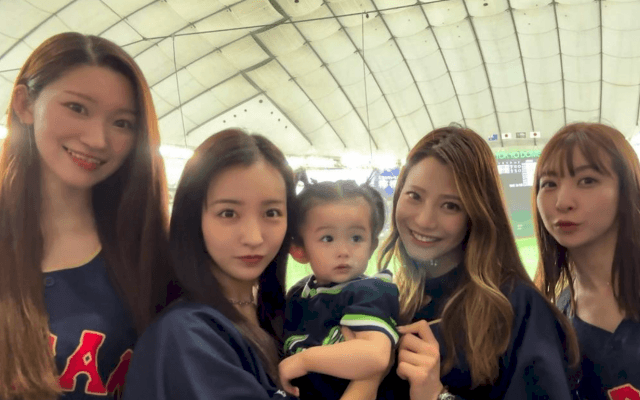 板野友美、WBCで激レア⁉️家族写真😵大反響 「美女と天使✨」「目の保養💕」