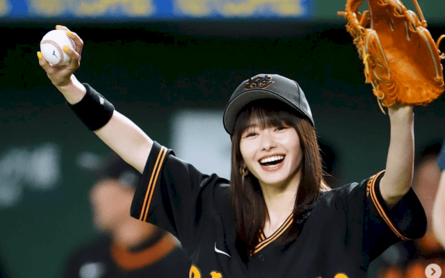 「ビジュ爆発🔥」山本舞香、美し過ぎる😵始球式にネット驚愕⁉️