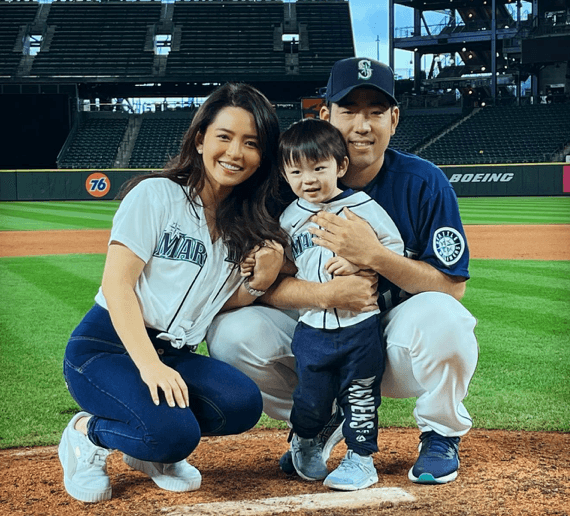 「手繋ぎショットが素敵💖」菊池雄星、超😍美人妻💖と2Sに反響✨