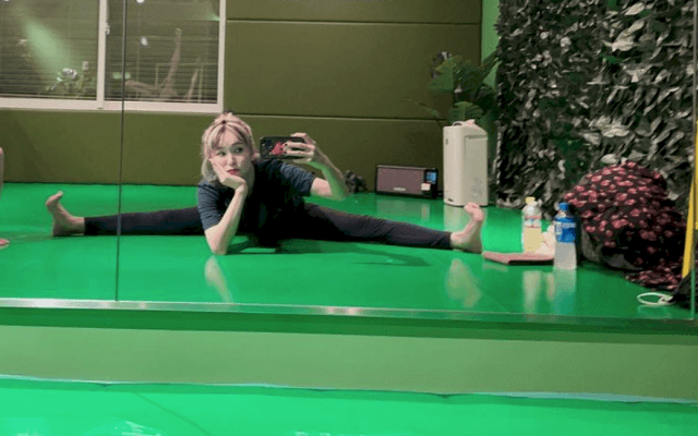 「L・i・S・Aの文字😵」「体柔らか💦」 LiSA、産後👶トレ姿に反響